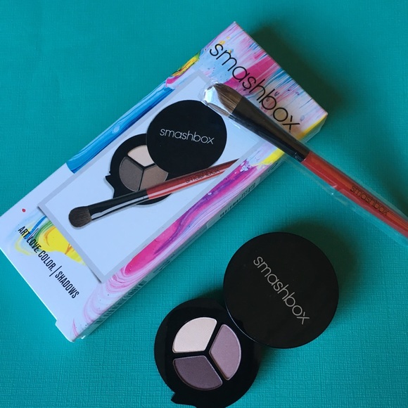 Smashbox Other - NIB Smashbox Eyeshadow Trio And Brush